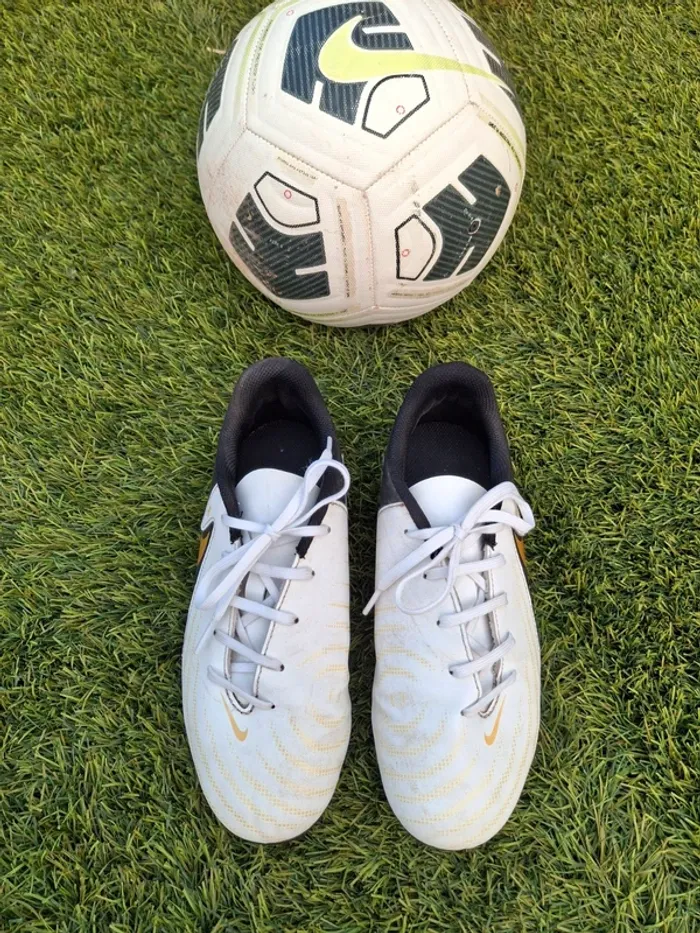 Crampon de foot nike taille 36 - photo numéro 6