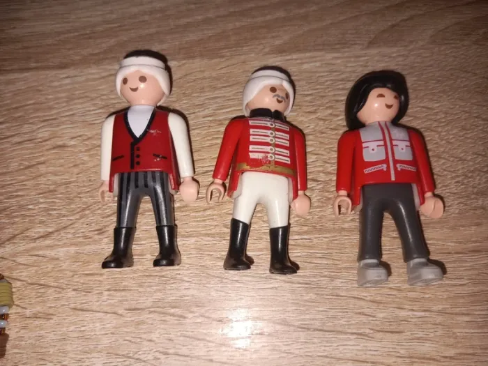 Figurines Playmobil anciens, tenues historiques rouges
