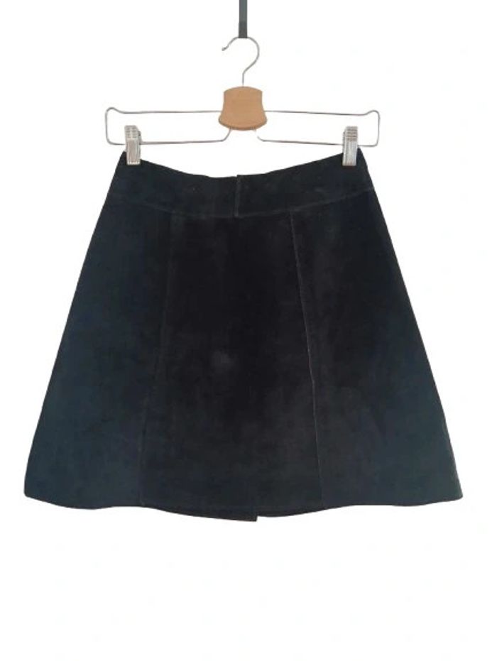 Jupe noire en cuir suédé

Courte et évasée taille 34 - photo numéro 2
