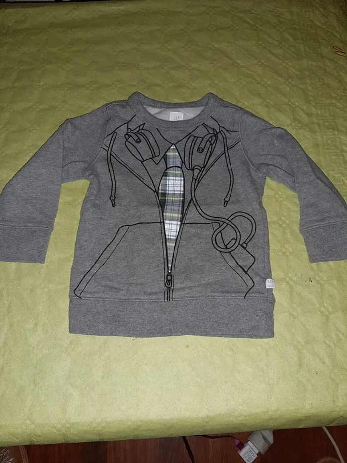 Pull motif cravate