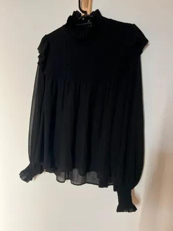 Blouse noire The Kooples à volants et smocks