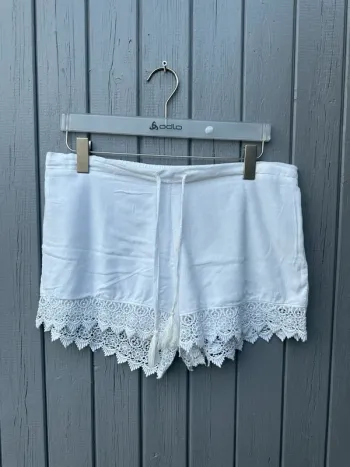 Short blanc taille haute bas dentelle doublé 38/40