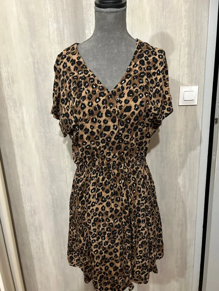 Robe marron et noir