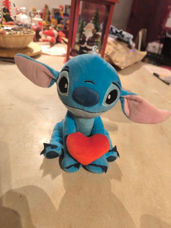 Peluche stitch avec un coeur