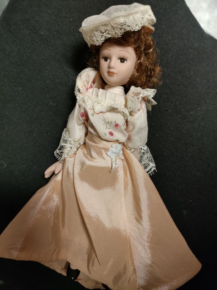 Petite poupée en porcelaine - photo numéro 2