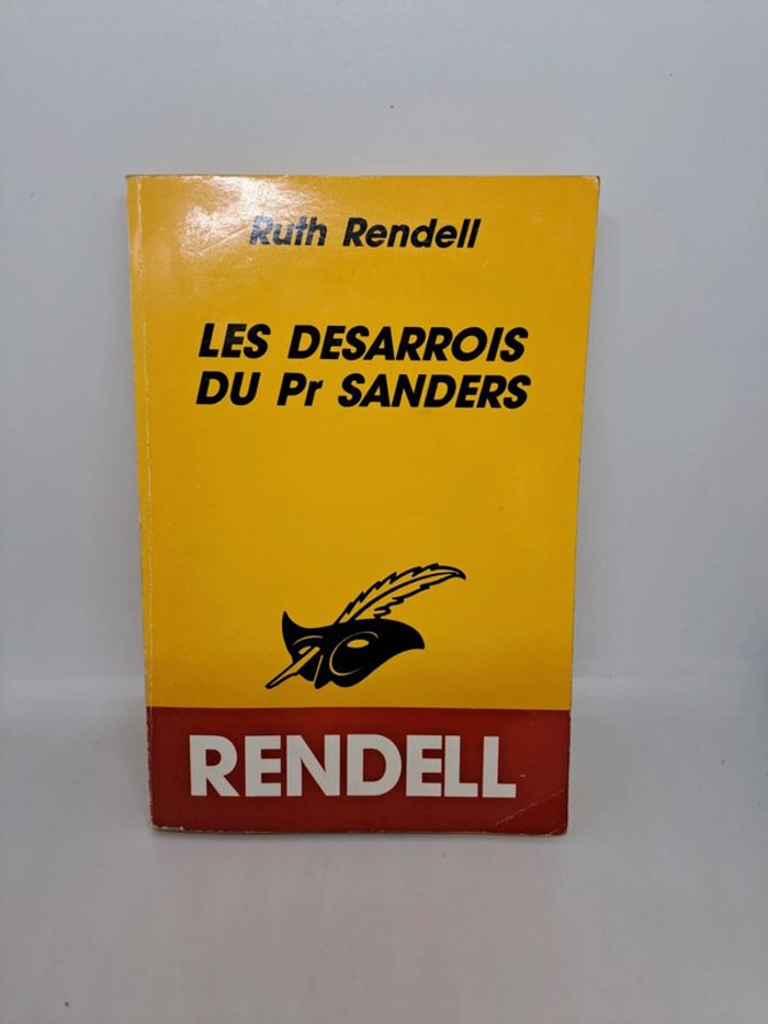 "Les desarrois du Pr Sanders", de Ruth Rendell.
288 pages.
ISBN : 2.7024.2124.5
