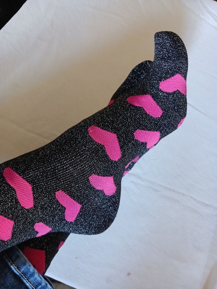Chaussettes noir à paillettes et cœurs rose