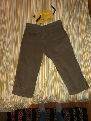 Pantacourt kaki 40 a 42 taille basse type velours côtelé fin doux