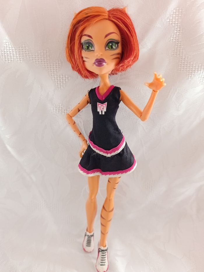 Toralei stripe fearleading pom-pom girl