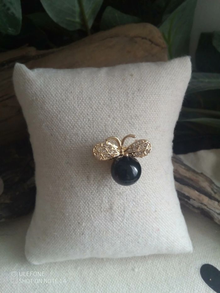 Broche pin's abeille pierre naturelle d'obsidienne