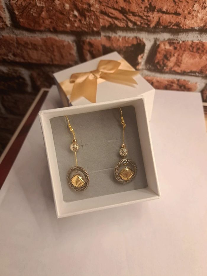 Boucles d'oreilles pendante en résine coquillages doré