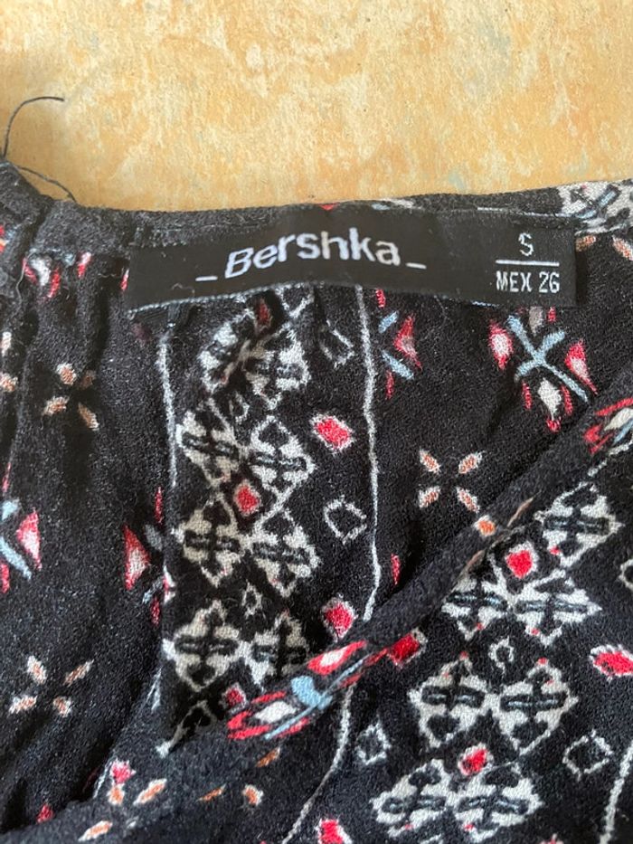 Blouse noire manches larges épaules découvertes à motifs Bershka taille S tres bon état - photo numéro 5