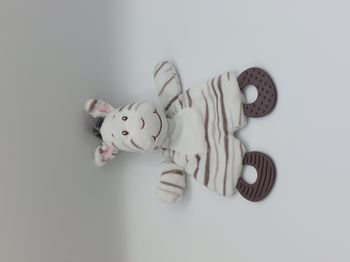 Doudou plat zèbre blanc marron gris ZDT ZD Trading Action anneau dentition TBE