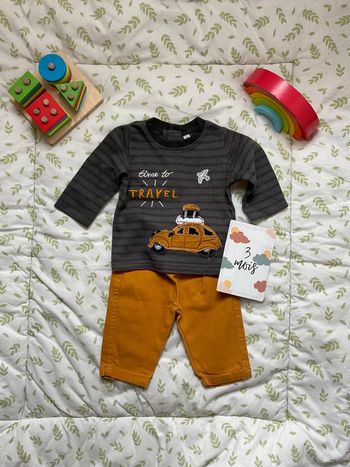 ensemble teeshirt manches longues gris et pantalon moutarde 3 mois