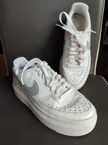 Baskets Nike court