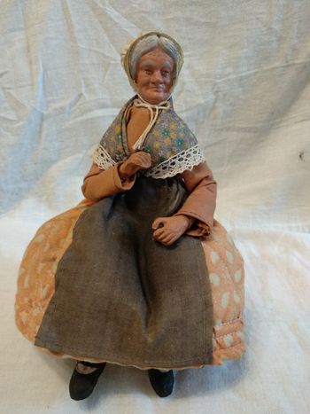 Santon vieille dame assise sur un tabouret