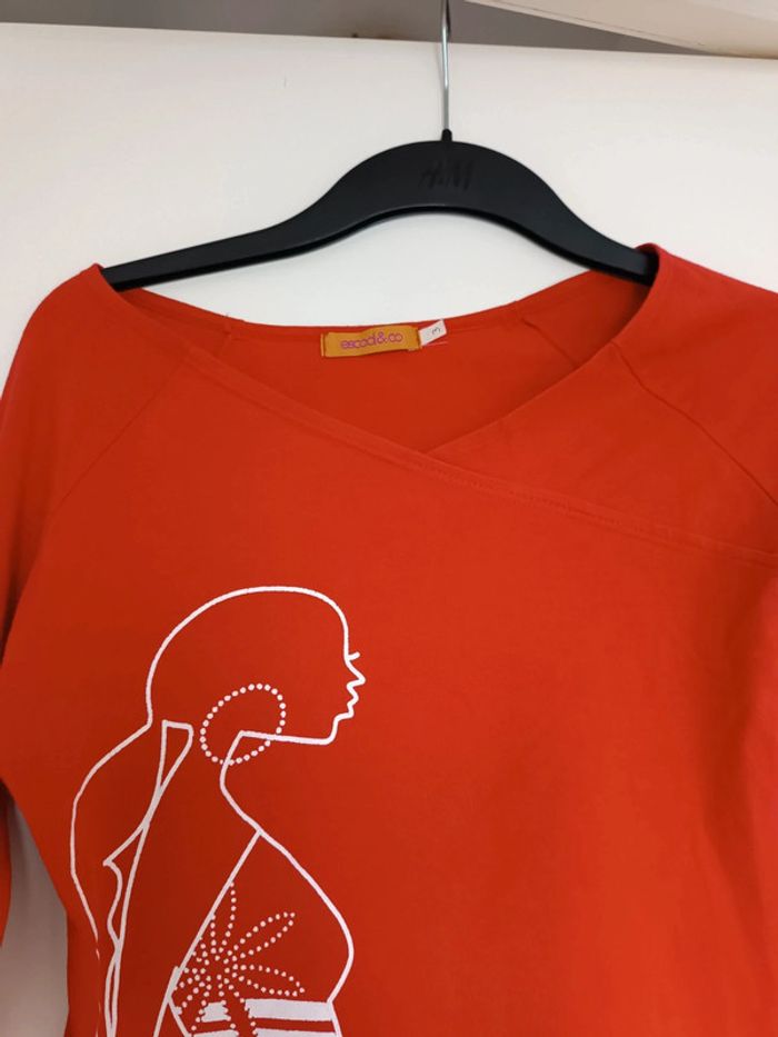 T-shirt manches longues - rouge asymétrique logo femme - taille M - neuf sans étiquette - photo numéro 2