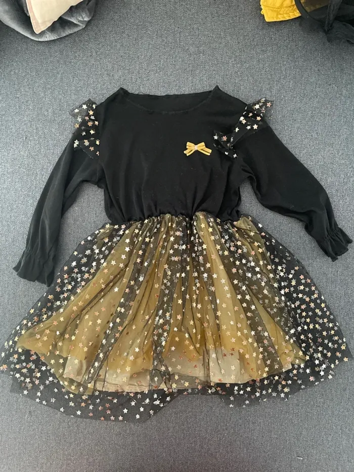 Robe noire avec dentelles jaune et étoiles - 3 ans