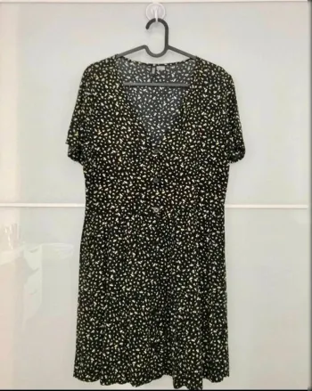 Robe mi longue noire fleurie