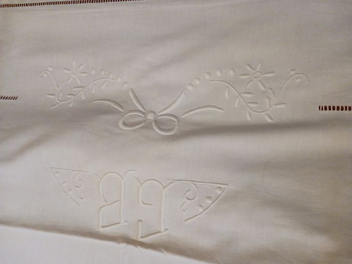 drap plat vintage blanc brodé, bordure ajourée 2 pers superbe