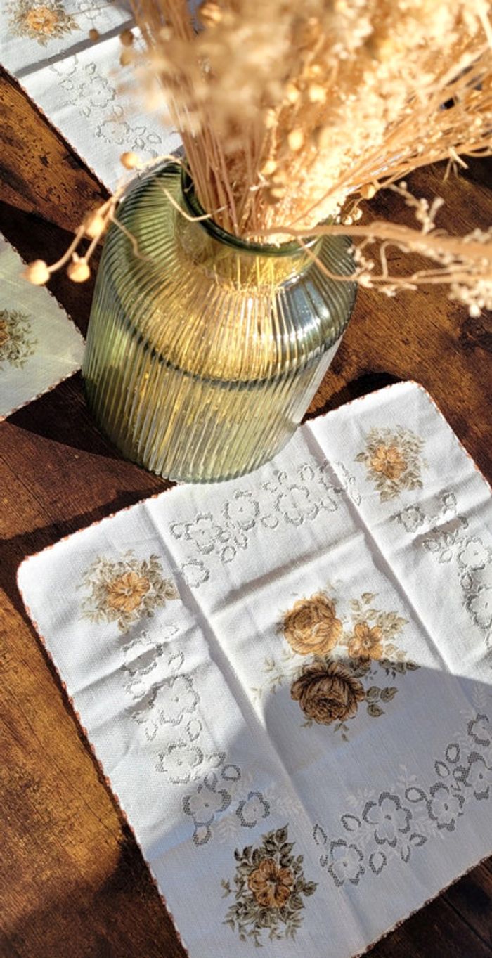 Ensemble de 7 napperons anciens Vintage dessous d'assiette fleuris - photo numéro 2