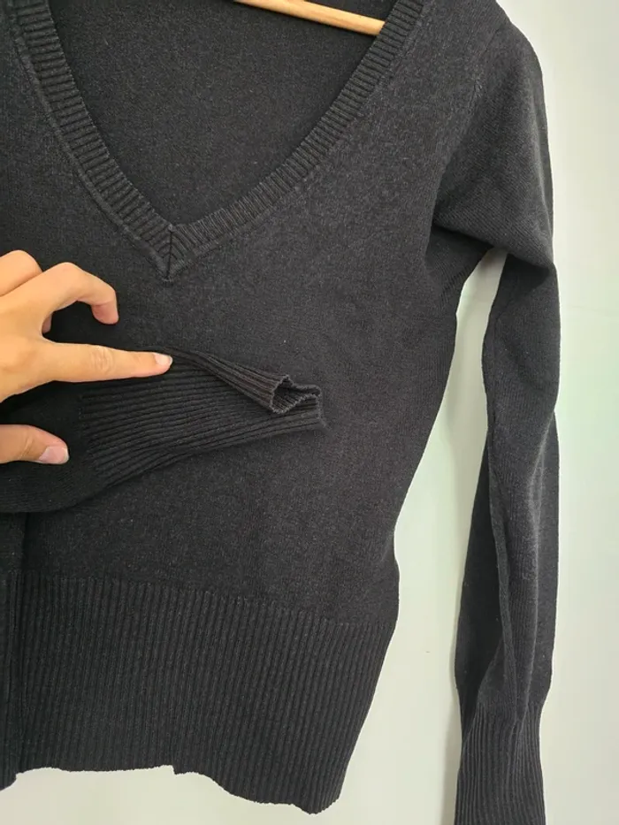 Pull noir col V - photo numéro 2
