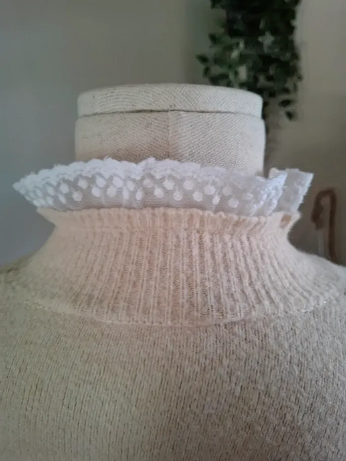 Pull Zara beige à col montant avec détails dentelle🤍 - photo numéro 4