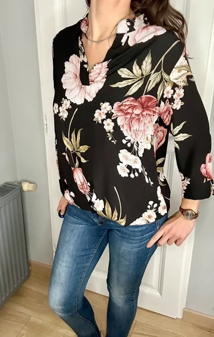 Très jolie blouse de la marque New Collection, au motif floral rose clair sur fond noir - photo numéro 7