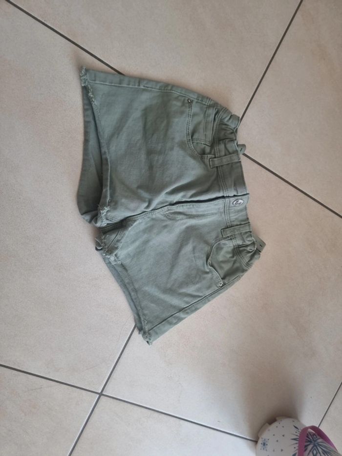 Short fille