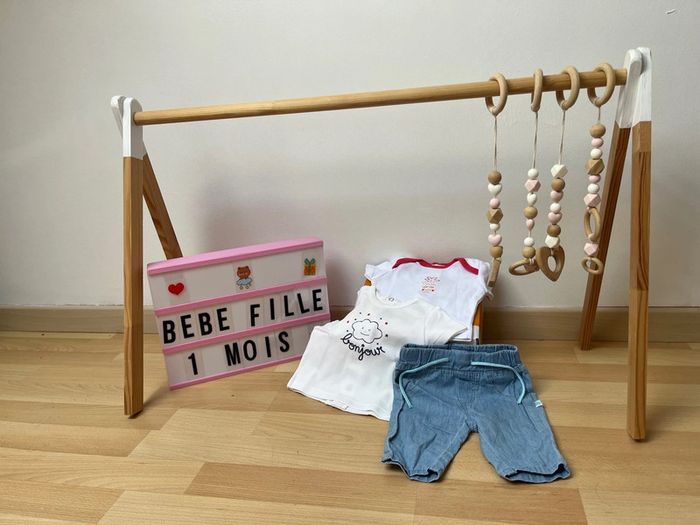 Ensemble pantalon + 2 t-shirts