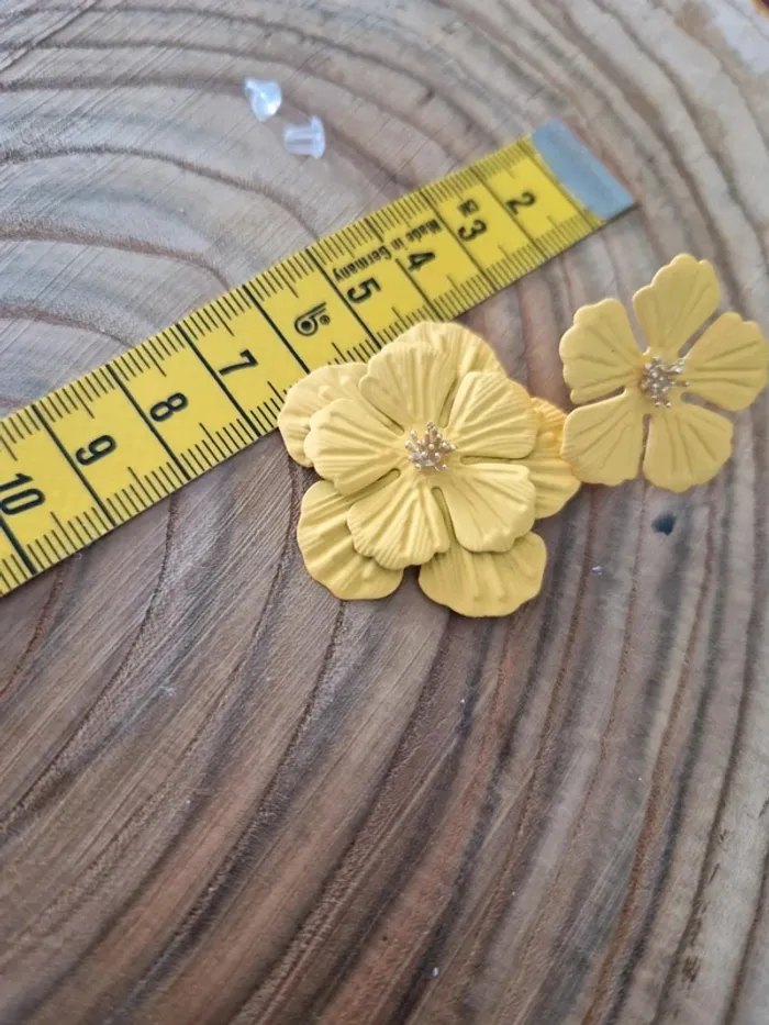 Boucles d'oreilles fantaisies fleurs jaunes en métal - photo numéro 2
