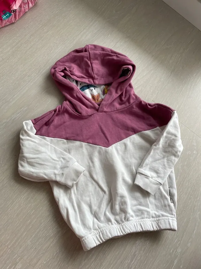 Pull à capuche violet blanc 3 ans