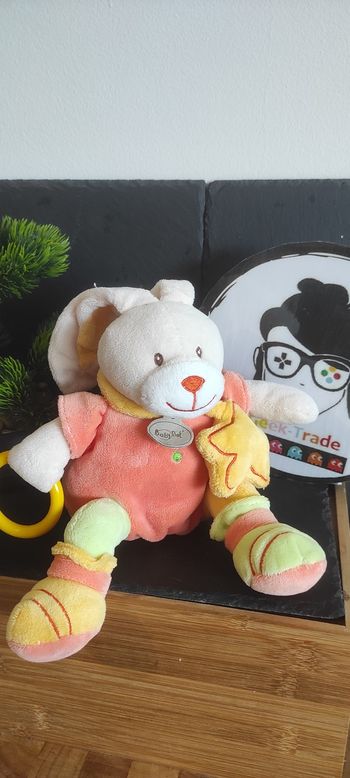 Doudou lapin orange jaune vert étoile anneau baby nat peluche pouet bn772 stellou activité