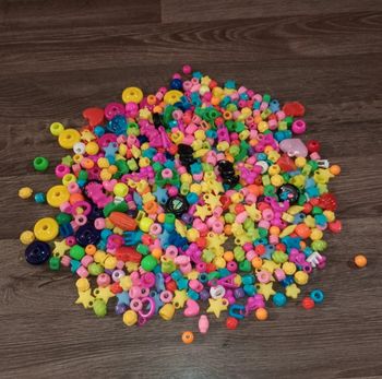 Lot de perles en plastique dur 