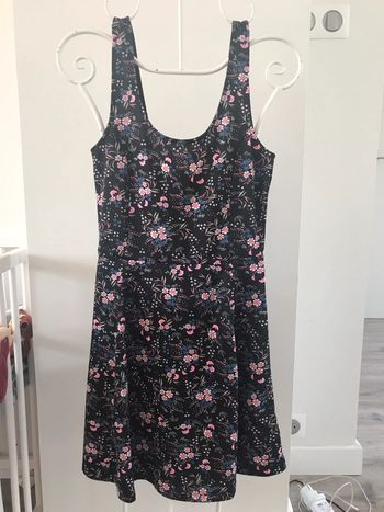 Robe noire à fleurs
