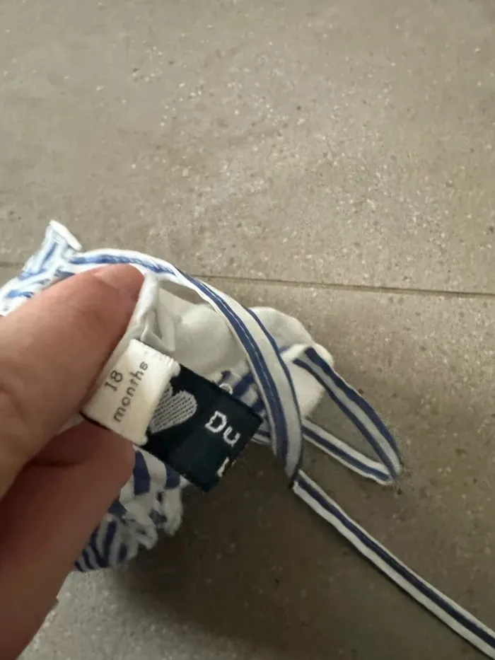 Chapeau du bruit dans l'atelier taille 18 mois, bon état mais une petite trace - photo numéro 5