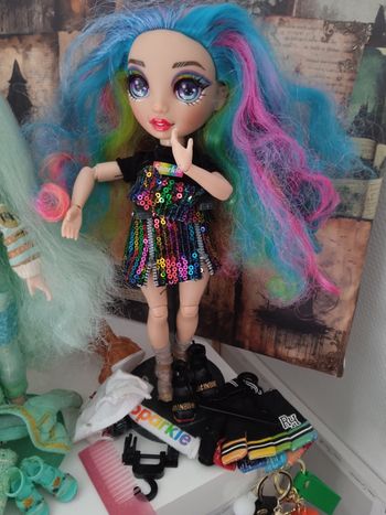 Poupée raimbow High