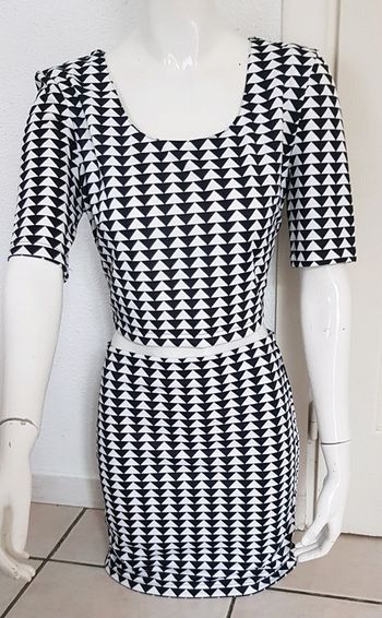 Robe près de corps, style crop top et jupe crayon