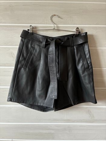 Magnifique short en similicuir noir.