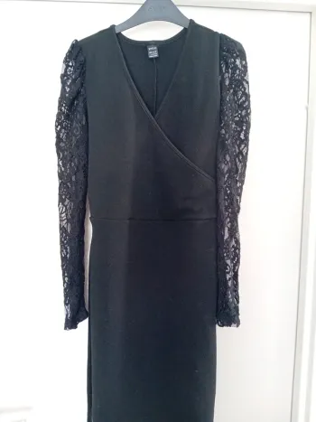 Robe noir en taille L  manche en dentelle décolleté de chez Shein