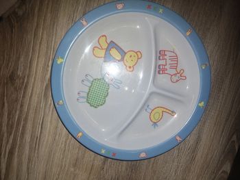 1 assiette en plastique ronde à compartiment