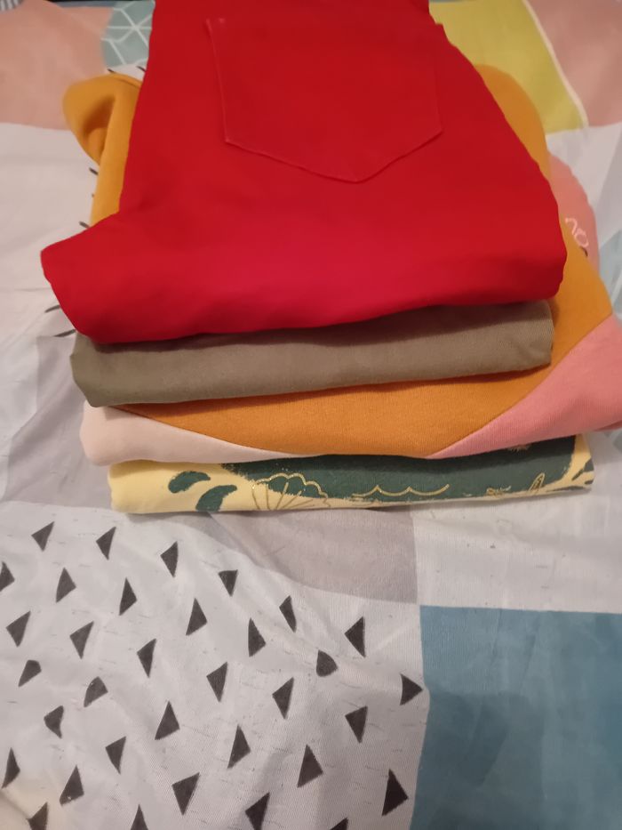 Lot de 4 vêtements fille tape à l'œil. 2 pantalons de 12 ans et 2 pulls de 10 ans et 14 ans
