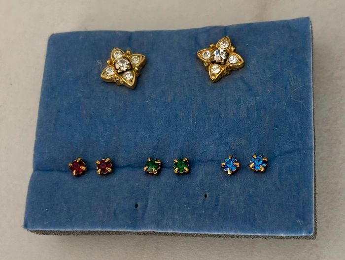 Lot de boucles d’oreilles dorées fantaisie – Strass colorés & étoiles - photo numéro 3