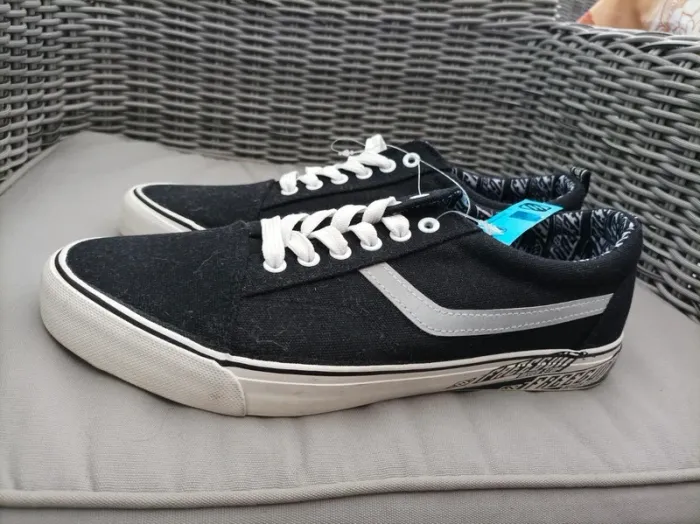 Jolies sneakers Freegun taille 42 neuves - photo numéro 2