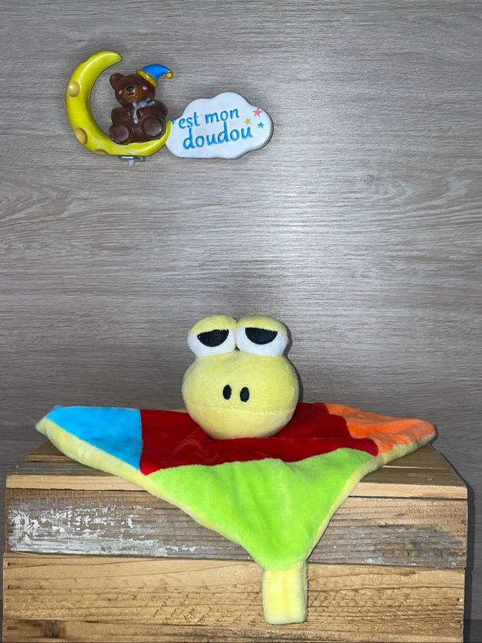 DOL190 doudou grenouille 🐸 tricot rayé