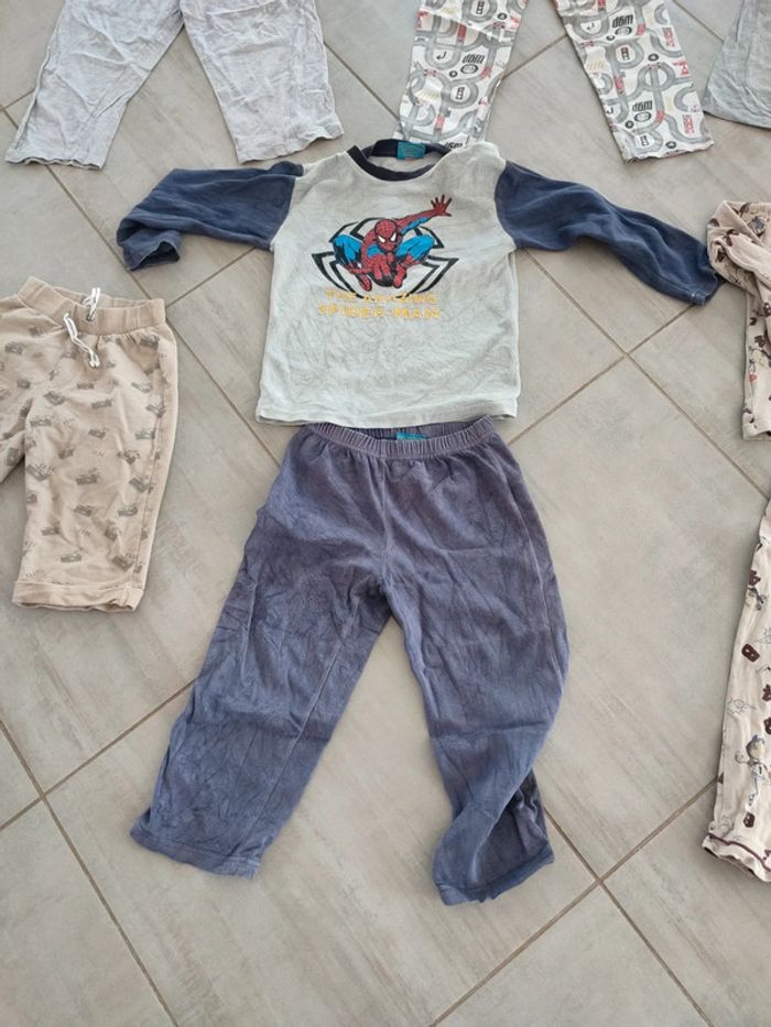 Lot de pyjamas garçon 5 ans plus un pantalon - photo numéro 3