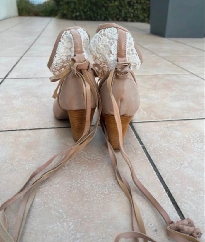 Bottine beige avec de la dentelle taille 40 de chez U Collection en bon état - photo numéro 4