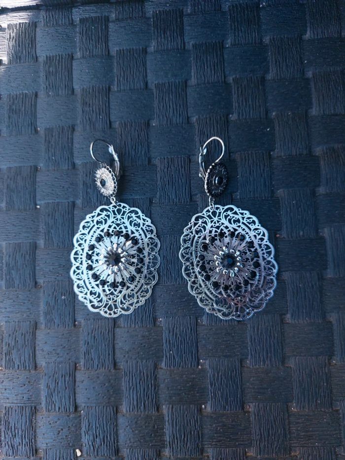Boucles d'oreilles argentées et noires - photo numéro 5