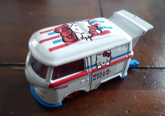 Lot Hello kitty: Trousse de toilette ou d’accessoires fille + petite voiture Hot wheels - photo numéro 4