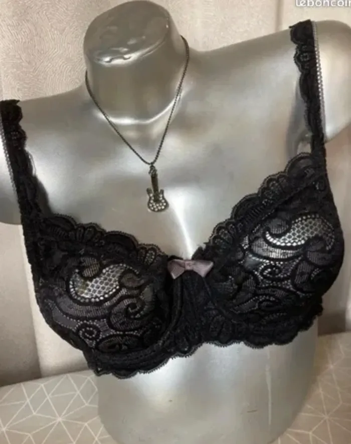 Dentelle noire très sexy